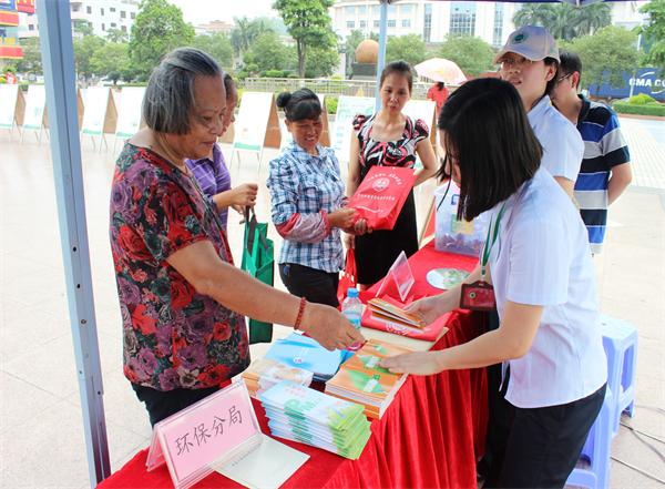 现场派发六五世界环境日宣传资料